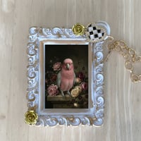 インコ（モモイロインコ）バッグチャーム 花の油絵風アート ホワイト額縁