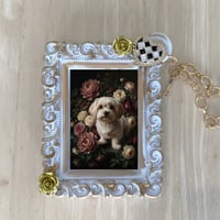 犬（マルチーズ）バッグチャーム 花の油絵風アート ホワイト額縁