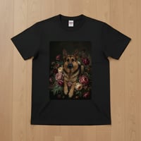 犬（ジャーマンシェパード）半袖Tシャツ 花の油絵風アート ブラック 男女兼用
