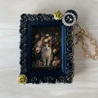 猫（ジャパニーズボブテイル）バッグチャーム 花の油絵風アート ブラック額縁