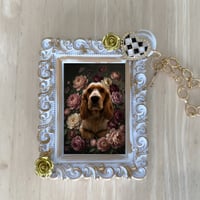 犬（コッカースパニエル）バッグチャーム 花の油絵風アート ホワイト額縁