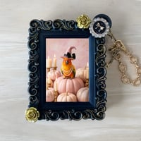 インコ（コガネメキシコインコ）バッグチャーム ハロウィン限定 ブラック額縁