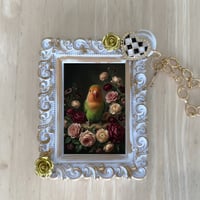 インコ（コザクラインコ）バッグチャーム 花の油絵風アート ホワイト額縁