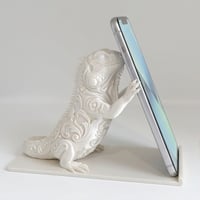 イグアナ（サバクイグアナ）のスマホスタンド 卓上 シルクホワイト