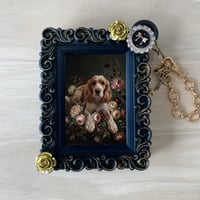 犬（コッカースパニエル）バッグチャーム 花の油絵風アート ブラック額縁