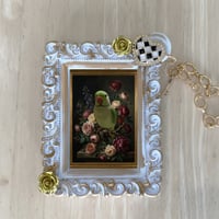 インコ（インドオオハナインコ）バッグチャーム 花の油絵風アート ホワイト額縁