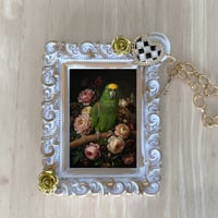 インコ（キエリボウシインコ）バッグチャーム 花の油絵風アート ホワイト額縁