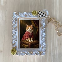 猫（メインクーン）バッグチャーム ルネサンス風 ホワイト額縁デザイン