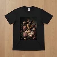 犬（ジャーマンシェパード）半袖Tシャツ 花の油絵風アート ブラック 男女兼用