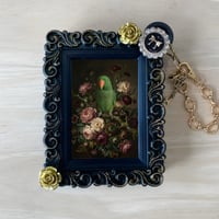 インコ（オオハナインコ）バッグチャーム 花の油絵風アート ブラック額縁