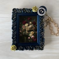 イグアナ（サバクイグアナ）バッグチャーム 花の油絵風アート ブラック額縁