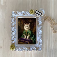 猫（チンチラペルシャ）バッグチャーム ルネサンス風 ホワイト額縁デザイン