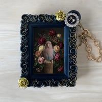 インコ（アキクサインコ）バッグチャーム 花の油絵風アート ブラック額縁