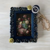インコ（サザナミインコ）バッグチャーム 花の油絵風アート ブラック額縁