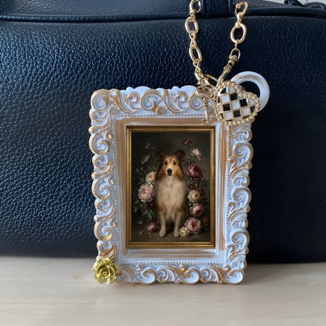 犬（シェットランドシープドッグ）バッグチャーム 花の油絵風アート ホワイト額縁