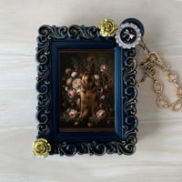 犬（ジャーマンシェパード）バッグチャーム 花の油絵風アート ブラック額縁