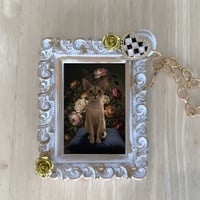 猫（デボンレックス）バッグチャーム 花の油絵風アート ホワイト額縁