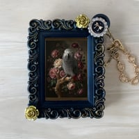 インコ（ヨウム）バッグチャーム 花の油絵風アート ブラック額縁