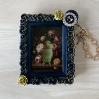 インコ（ワカケホンセイインコ）バッグチャーム 花の油絵風アート ブラック額縁