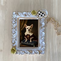 犬（チワワ）バッグチャーム ルネサンス風 ホワイト額縁デザイン