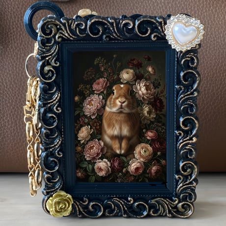 うさぎ（ネザーランドドワーフ）バッグチャーム 花の油絵風アート ブラック額縁