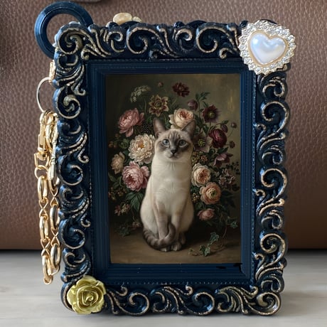 猫（シャム猫）バッグチャーム 花の油絵風アート ブラック額縁