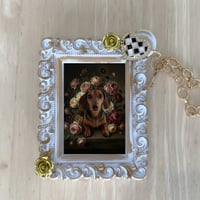 犬（ミニチュアダックスフンド）バッグチャーム 花の油絵風アート ホワイト額縁