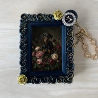 犬（ドーベルマン）バッグチャーム 花の油絵風アート ブラック額縁