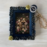 犬（フレンチブルドッグ）バッグチャーム 花の油絵風アート ブラック額縁
