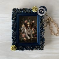 犬（パピヨン）バッグチャーム 花の油絵風アート ブラック額縁