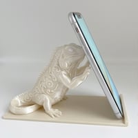 イグアナ（グリーンイグアナ）のスマホスタンド 卓上 シルクホワイト