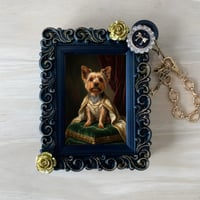 犬（ヨークシャーテリア）バッグチャーム ルネサンス風 ブラック額縁デザイン