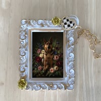 犬（ジャーマンシェパード）バッグチャーム 花の油絵風アート ホワイト額縁
