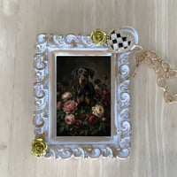 犬（ドーベルマン）バッグチャーム 花の油絵風アート ホワイト額縁