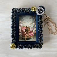 犬（ジャーマンシェパード）バッグチャーム ロココ調シャビーピンク ブラック額縁