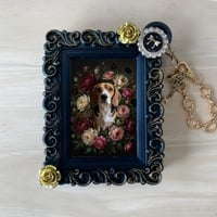 犬（ビーグル）バッグチャーム 花の油絵風アート ブラック額縁
