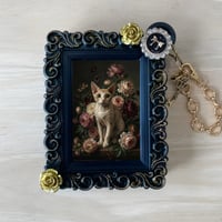 猫（デボンレックス）バッグチャーム 花の油絵風アート ブラック額縁