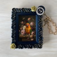 インコ（コガネメキシコインコ）バッグチャーム 花の油絵風アート ブラック額縁
