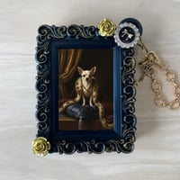 犬（チワワ）バッグチャーム ルネサンス風 ブラック額縁デザイン