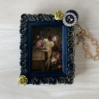 イグアナ（サバクイグアナ）バッグチャーム 花の油絵風アート ブラック額縁