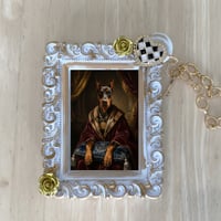 犬（ドーベルマン）バッグチャーム ルネサンス風 ホワイト額縁デザイン