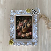 うさぎ（ハーレクイン）バッグチャーム 花の油絵風アート ホワイト額縁