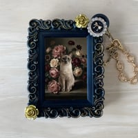 猫（バーミーズ）バッグチャーム 花の油絵風アート ブラック額縁