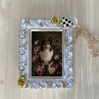 犬（シェットランドシープドッグ）バッグチャーム 花の油絵風アート ホワイト額縁