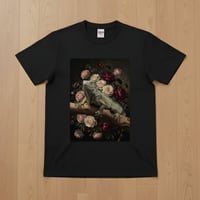 イグアナ（トゲオイグアナ）半袖Tシャツ 花の油絵風アート ブラック 男女兼用