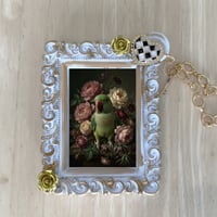 インコ（アレクサンドリンインコ）バッグチャーム 花の油絵風アート ホワイト額縁