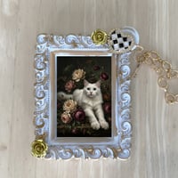 猫（ターキッシュアンゴラ）バッグチャーム 花の油絵風アート ホワイト額縁