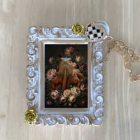 イグアナ（レッドイグアナ）バッグチャーム 花の油絵風アート ホワイト額縁