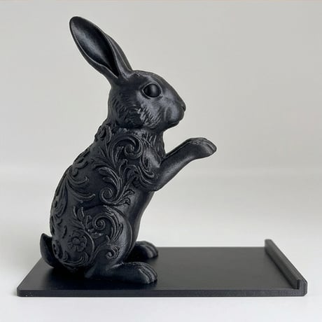 うさぎ（ブリタニアプチ）のスマホスタンド 卓上 シルクブラック
