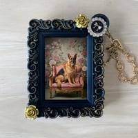 犬（ジャーマンシェパード）バッグチャーム ロココ調シャビーピンク ブラック額縁